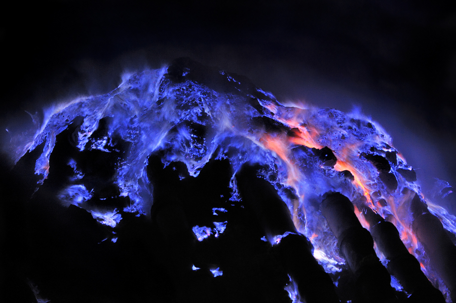 Ánh sáng xanh kỳ bí của ngọn núi lửa Kawah Ijen