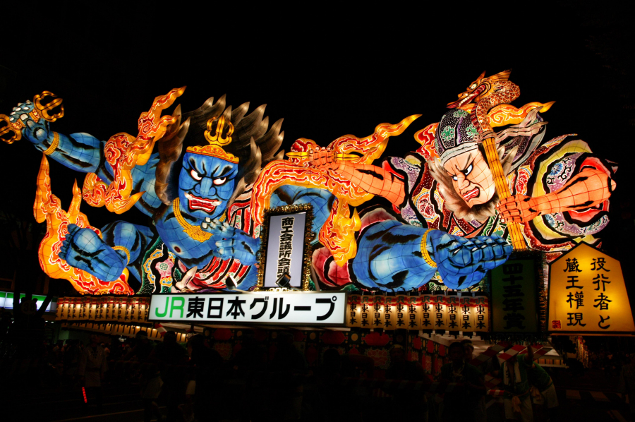 Cỗ đèn lồng khổng lồ trong lễ hội Nebuta Matsuri.