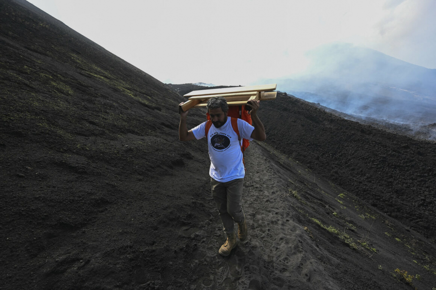 Leo núi lửa giờ đây là công việc mỗi ngày của Garcia. Anh thường mang theo một ba lô chứa gần 30 kg đồ dùng và nguyên liệu để nướng bánh pizza phục vụ khách du lịch.