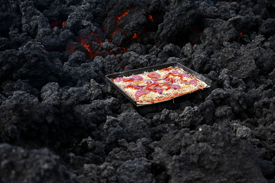 Chỉ cần chưa đầy 15 phút là du khách có thể thưởng thức món pizza Pacaya nóng hổi giữa một khung cảnh ngoạn mục.