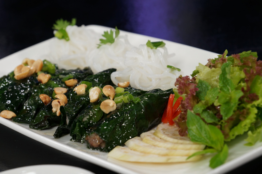 Món thịt bò quấn lá lốt rất nổi tiếng ở Sài Gòn