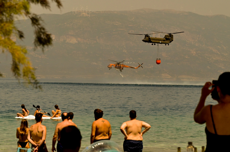 Trực thăng lấy nước gần làng Lampiri, Hy Lạp. (Ảnh: Milos Bicanski/Getty Images)