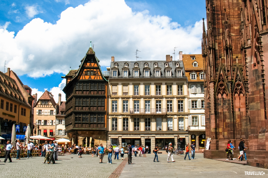 Quảng trường nhà thờ Đức Bà khi không có chợ Giáng Sinh và ngôi nhà Kammerzell, biểu tượng của kiến trúc nhà khung cột cổ Strasbourg.