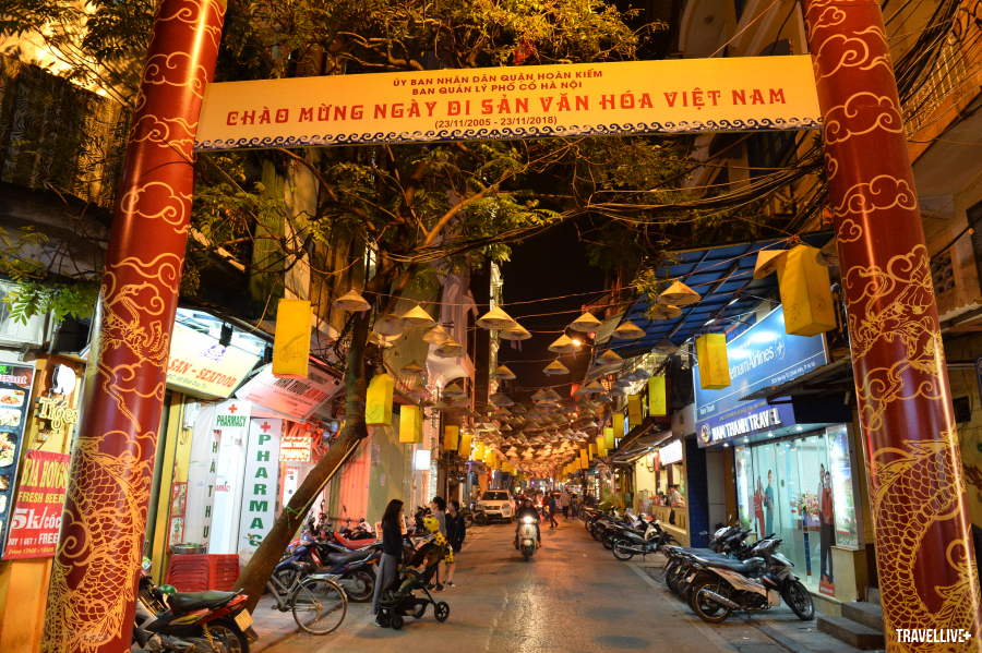 Trong khuôn khổ lễ kỉ niệm 13 năm Ngày Di sản Văn hóa Việt Nam, phố Đào Duy Từ được trang trí bằng hàng nghìn chiếc nón lá treo trên cao tạo ra không gian rất đặc biệt.