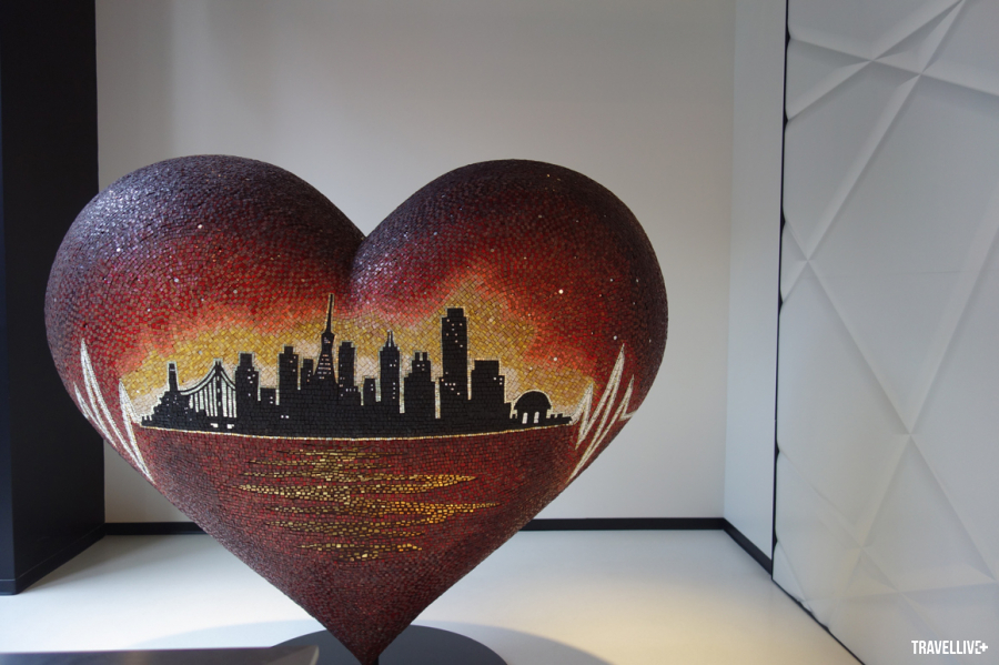 Mỗi năm, các tác phẩm điêu khắc hình trái tim sẽ được vẽ trang trí bởi nhiều nghệ sĩ khác nhau và được lắp đặt tại các địa điểm trên khắp San Francisco, bao gồm Quảng trường Union Square mà chúng tôi ghé đến. 