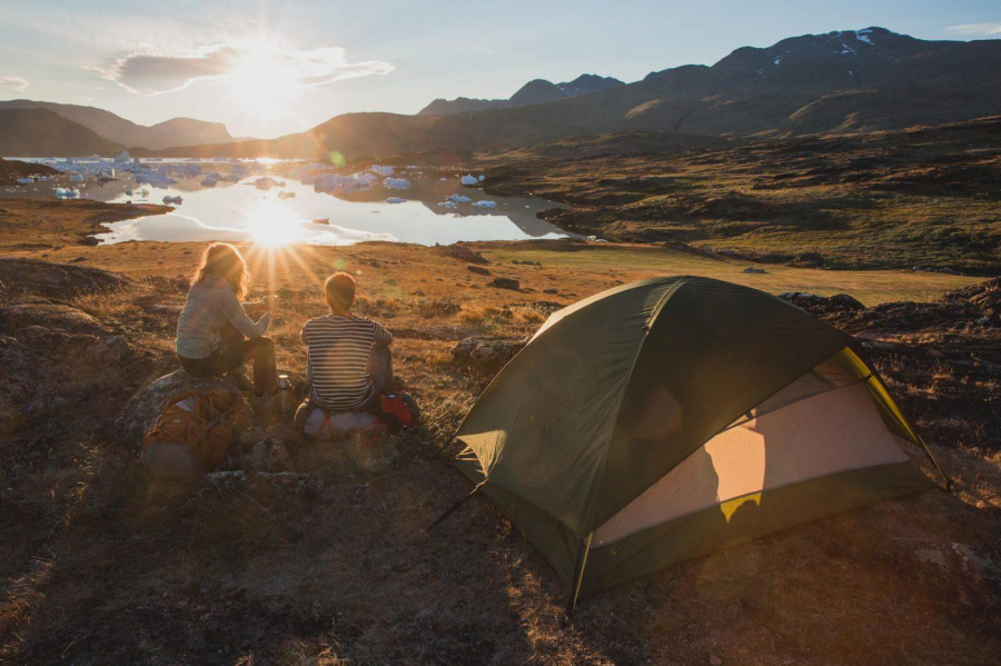 Du khách cắm trại bên bờ vịnh băng hà Sermilik (ảnh: Mads Pihl)