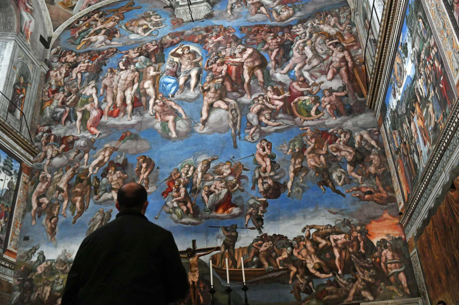 Và năm 2021 - sau khi đóng cửa trong 88 ngày kể từ tháng 11/2019 vì dịch bệnh, các bảo tàng của Vatican đã mở cửa đón du khách địa phương, tận dụng các phòng trưng bày trống và lượng khách du lịch khan hiếm (Ảnh: Maria Laura Antonelli)