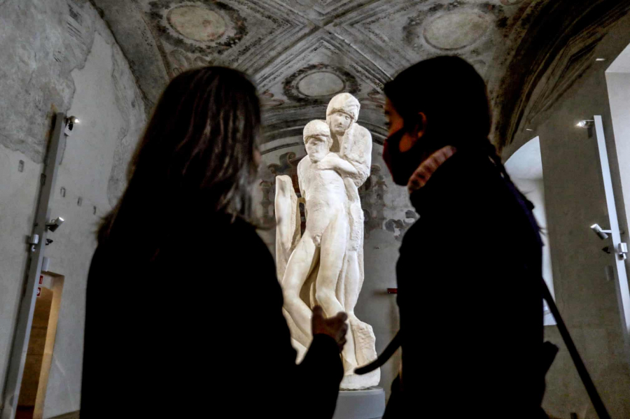 Du khách chiêm ngưỡng Rondanini Pietà của Michelangelo, được trưng bày tại Castello Sforzesco, Milan (Ảnh: Mourad Balti Touati)