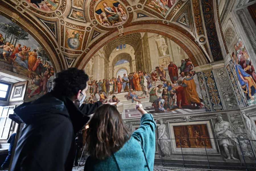 Những du khách đầu tiên đến xem các phòng Raphael tại Vatican, nơi có bức School of Athens nổi tiếng (Ảnh: Maria Laura Antonelli)