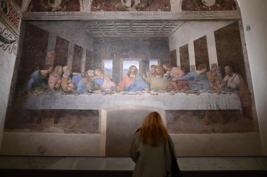 Một du khách xem bức The Last Supper của Leonardo da Vinci trong Tu viện Santa Maria delle Grazie ở Milan. The Last Supper đã thu hút hơn 445.000 du khách vào năm 2019. Giờ đây, các nhóm nhỏ giới hạn 12 người luân phiên nhau mỗi 15 phút để thưởng lãm tác phẩm. (Ảnh: Miguel Medina)