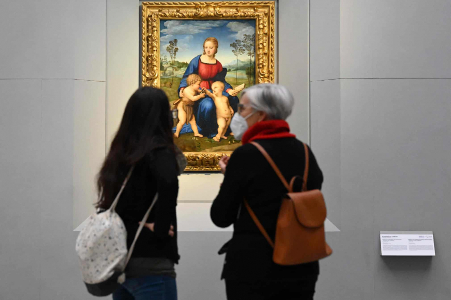 Du khách trong ngày mở cửa trở lại của Phòng trưng bày Uffizi ở Florence (Ảnh: Vincenzo Pinto)