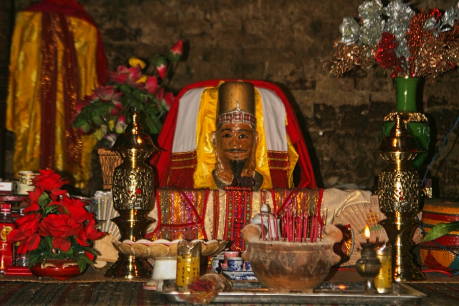 Trong lòng tháp có thờ Mukhalinga của vị vua thần Po Klaung Garai đặt trên bệ Yoni