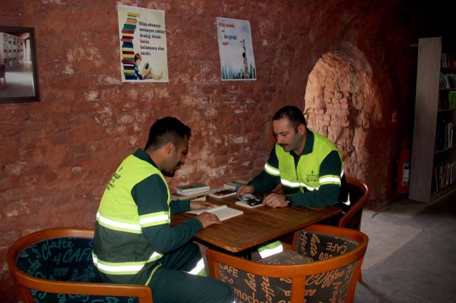 Turkish-sanitation-workers-reading