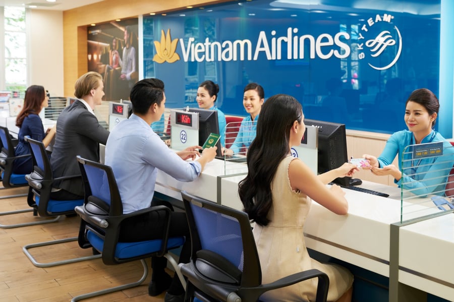 Vietnam Airlines khuyến nghị hành khách mua vé trên website, đại lý hoặc phòng vé chính thức và yêu cầu lấy hóa đơn để không mua phải vé giả, vé bị nâng giá