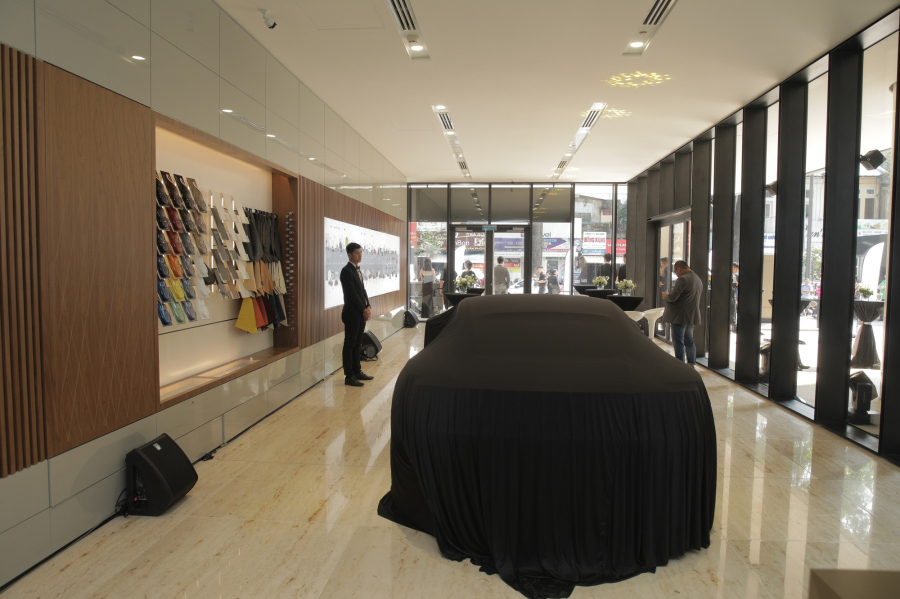 Showroom chính hãng đầu tiên của Aston Martin rộng 300 mét vuông, trưng bày 2 mẫu xe, cùng khu vực phòng chờ sang trọng theo tiêu chuẩn của Aston Martin toàn cầu