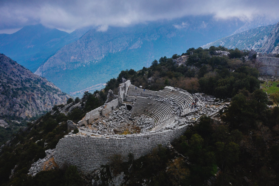 Nhà hát thuộc thành cổ Termessos nhìn từ trên cao. Ảnh: Lê Thế Thắng