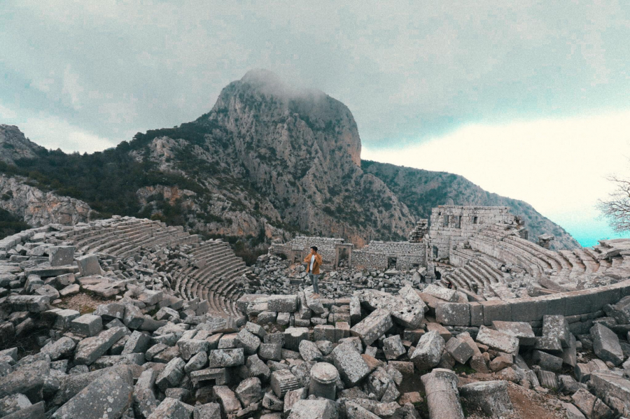 Đứng giữa tàn tích của Termessos. Ảnh: Lý Thành Cơ