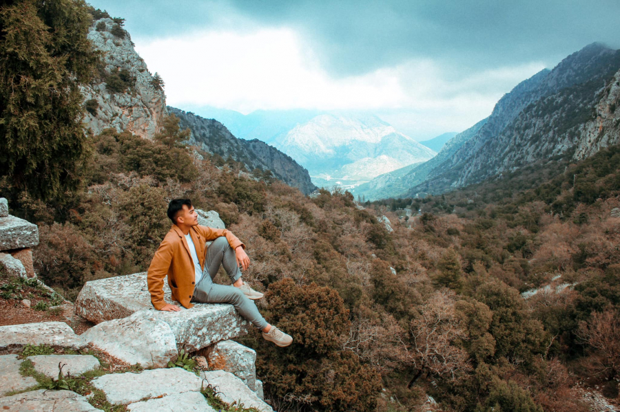 Hot Travel Blogger Lý Thành Cơ chụp ảnh trên đỉnh núi Gulluk, nơi mà thành cổ Termessos toạ lạc.