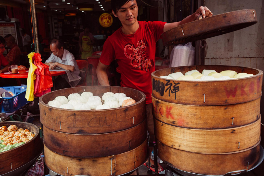 Bánh hấp truyền thống của Trung Quốc được bán tại một quầy hàng trên khu phố Tàu, thủ đô Kuala Lumpur.