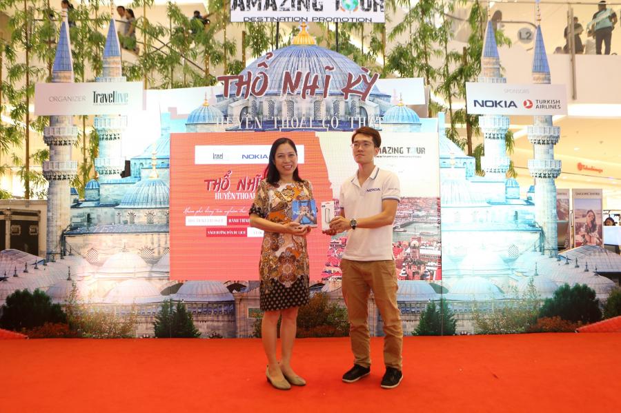 Đại diện Nokia trao giải cho chị Chu Thị Hải Đường, người đã trúng thưởng điện thoại Nokia 8.1 trong ngày khai mạc (ngày 3/5)