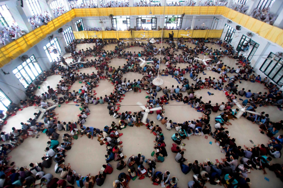 Học sinh ngồi thành vòng tròn khi họ tham dự một lớp học về kinh Qur'an trong tháng ăn chay Ramadan tại Trường nội trú Hồi giáo Ar-Raudlatul Hasanah ở Medan, Bắc Sumatra, Indonesia