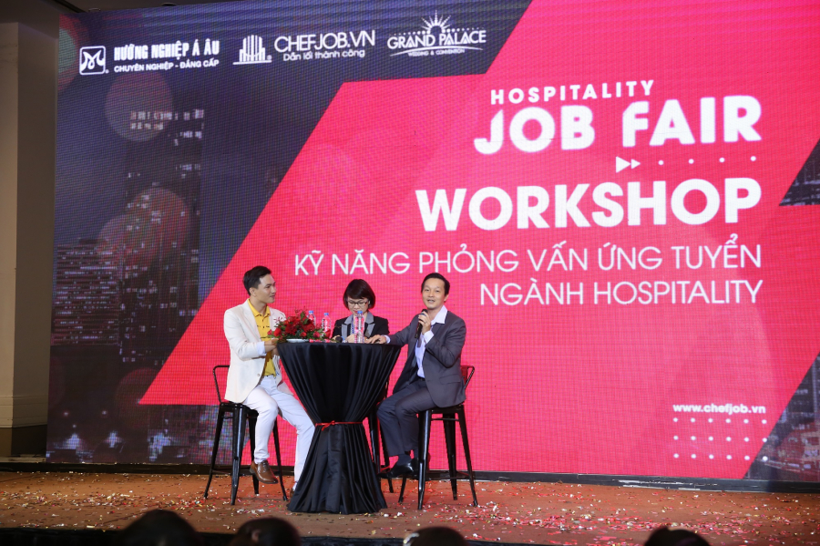 Bà Tống Thị Nhị Hà (giữa), Giám đốc Nhân sự New World Saigon Hotel, chia sẻ về công tác tuyển dụng tại Hospitality Job Fair 2019