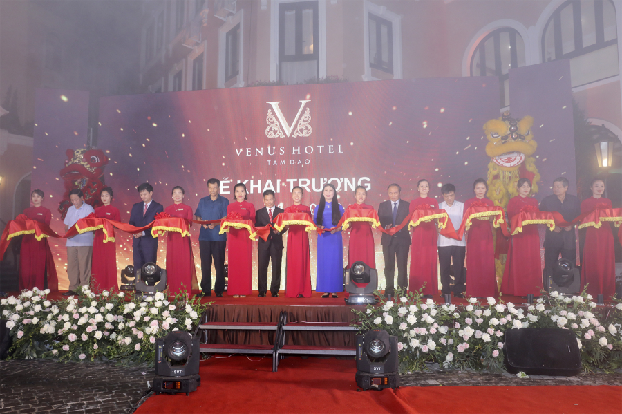 Ông Nguyễn Văn Trì – Chủ tịch UBND tỉnh Vĩnh Phúc (thứ 7 từ trái sang) trong lễ cắt băng khai trương Venus Hotel