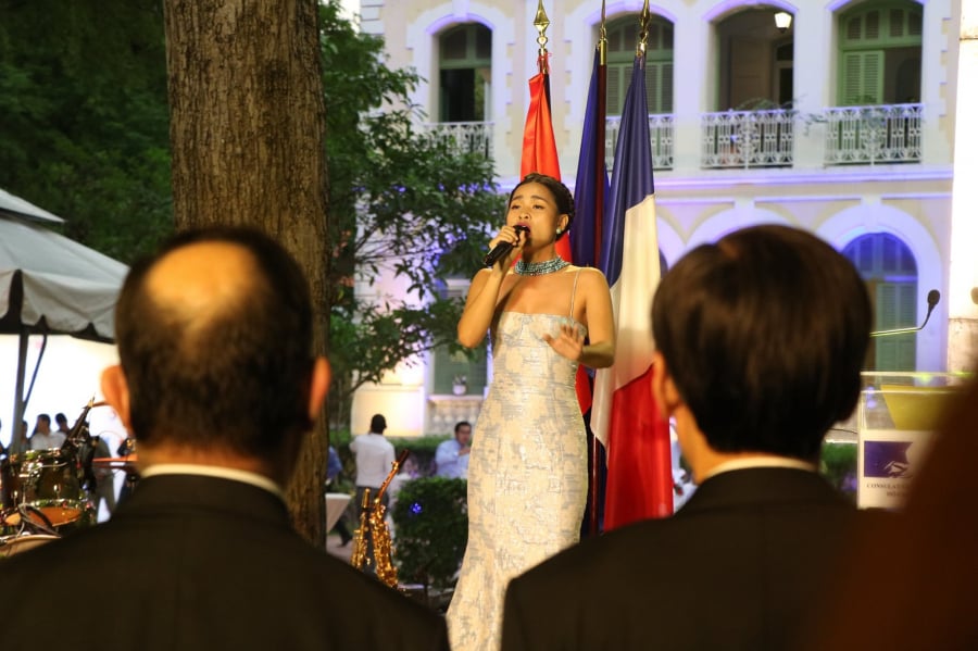 Ca sỹ Đồng Lan biểu diễn âm nhạc tại lễ kỷ niệm