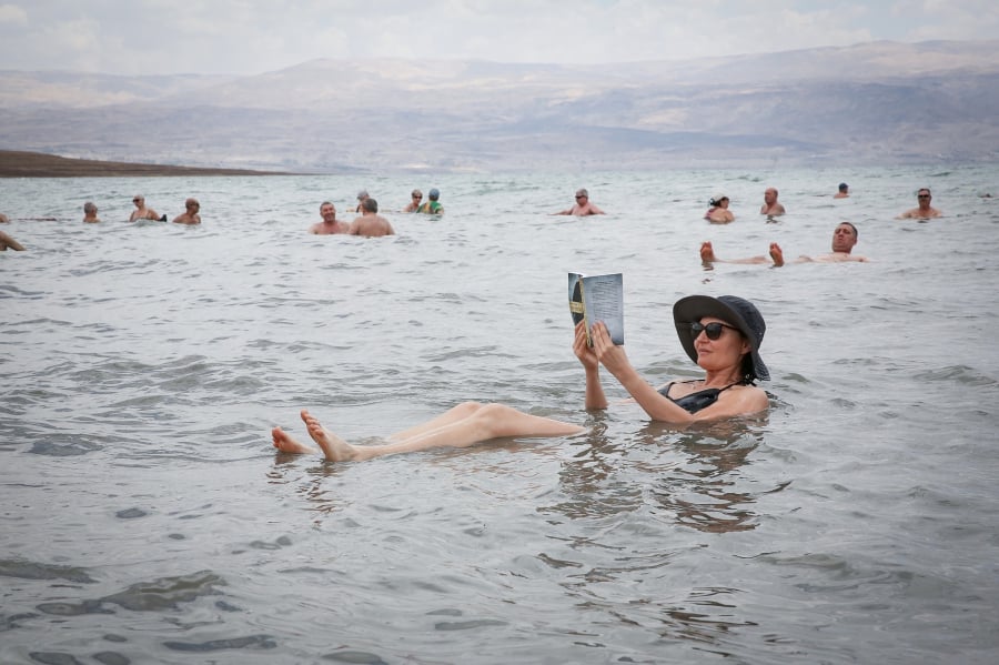 Mỗi năm lại có rất đông du khách kéo đến Biển Chết không chỉ để thư giãn mà còn để tận hưởng những lợi ích sức khỏe mà nó đem lại