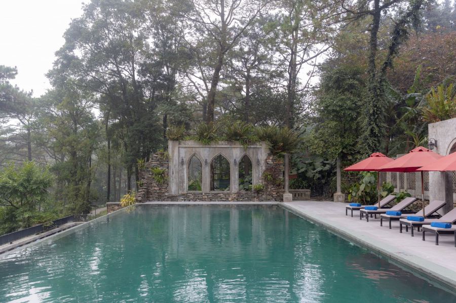 Bể bơi vô cực tại resort, một mặt hướng ra núi rừng, một mặt lại cực cổ kính