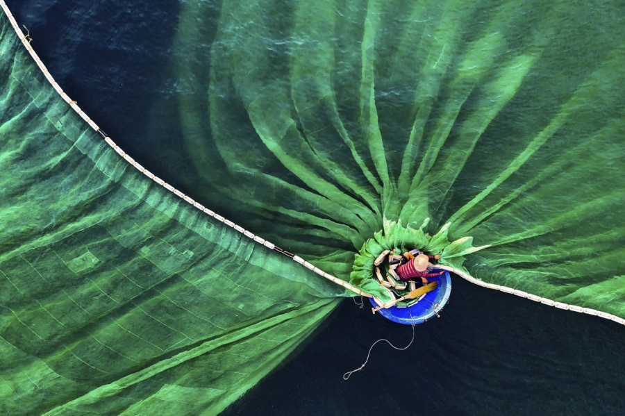 Trong ảnh là ngư dân tại hòn Yến (Phú Yên) đang quăng lưới trên biển, tạo ra hình ảnh giống như một chiếc váy dạ hội lộng lẫy. Có lẽ vì thế mà nó được đặt tên là 