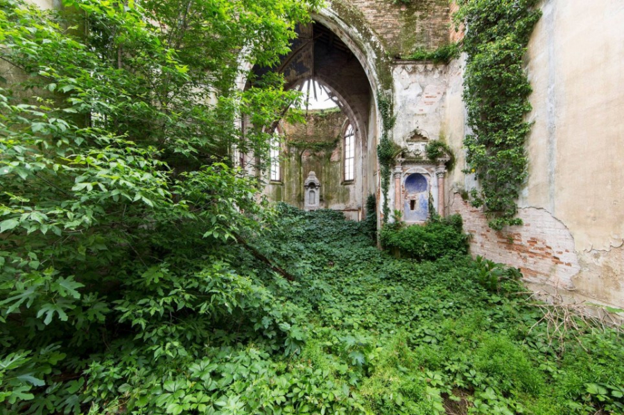 Nhà thờ bị bỏ hoang ở Ý