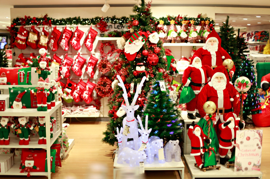 Hàng hoá liên quan đến Giáng sinh đã được bày bán rất nhiều tại các cửa hiệu