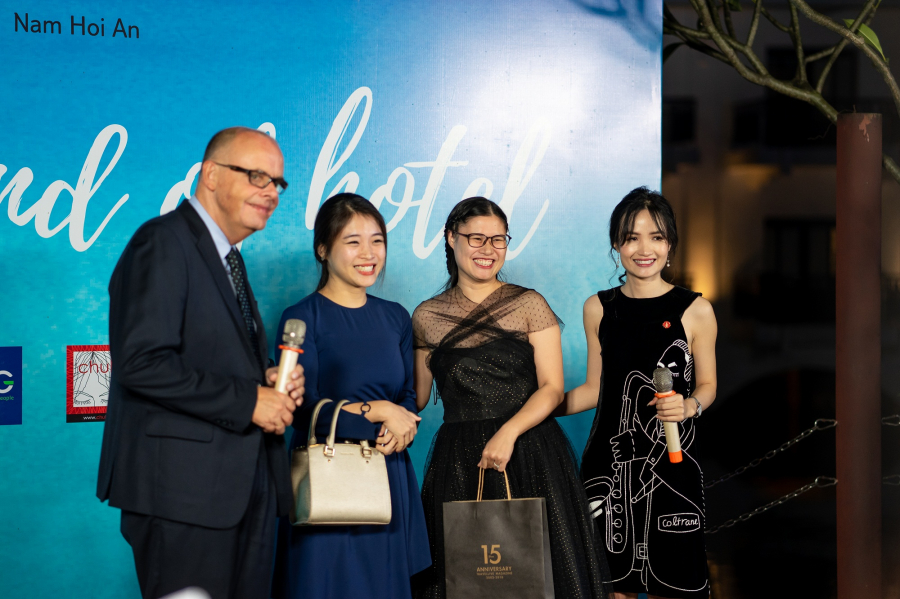 Đại diện tạp chí Travellive trao quà cho các khách mời tại sự kiện ở Hà Nội