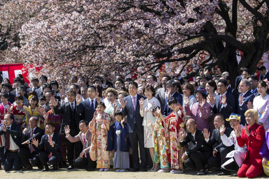 Thủ tướng Nhật Bản chụp ảnh cùng khách mời tại Lễ hội hoa anh đào