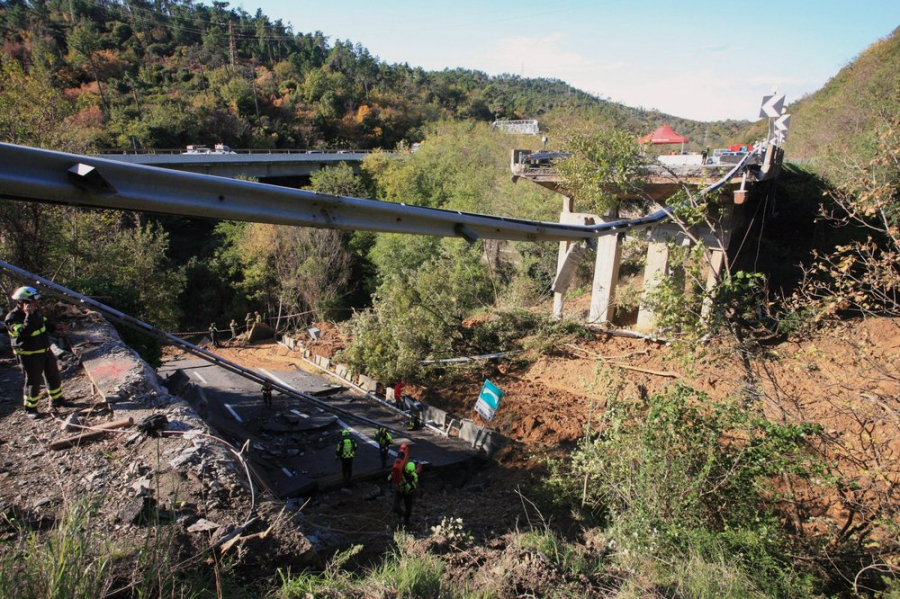 Một đoạn đường cao tốc trên cao gần thành phố Savona bị sập.