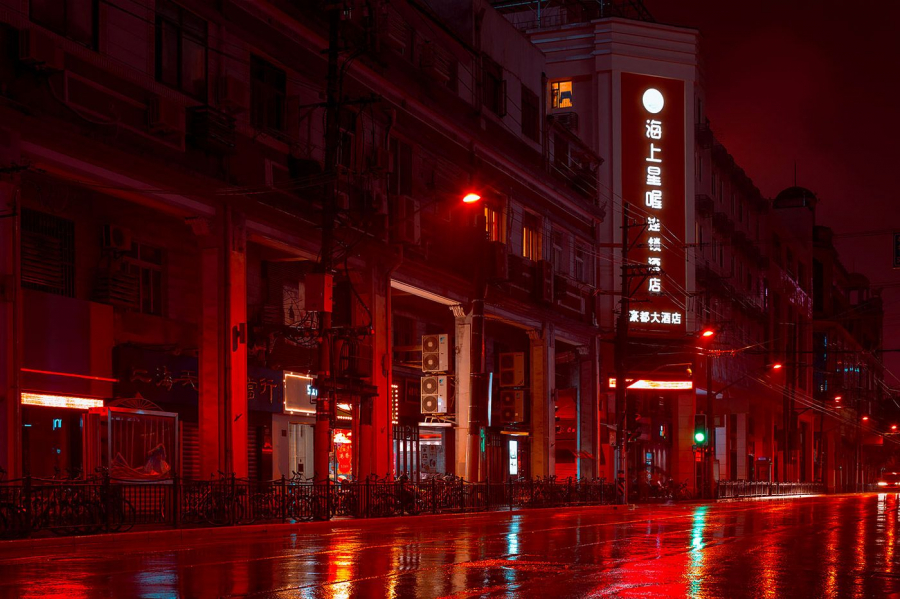 Đường phố Thượng Hải với ánh đèn neon lúc về đêm được chụp bởi Cody Ellingham.