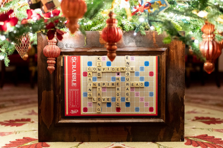 Bảng Scrabble đặt dưới gốc cây mang thông điệp tích cực của chiến dịch 