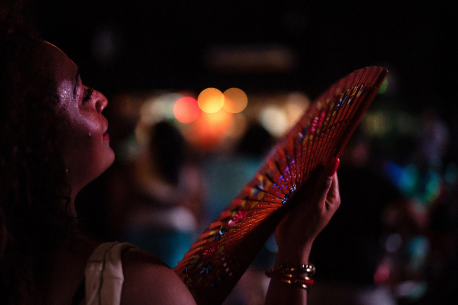 Một người phụ nữ chờ đợi âm nhạc bắt đầu tại lễ hội Casa de la Música de Miramar ở Havana, Cuba. Ảnh: Khám phá hòn đảo âm nhạc Cuba - Todd Heisler