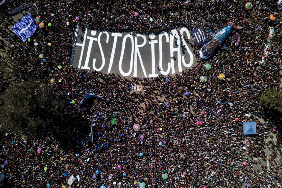 Cuộc diễu hành Ngày Quốc tế Phụ nữ ở Santiago được chụp từ trên cao