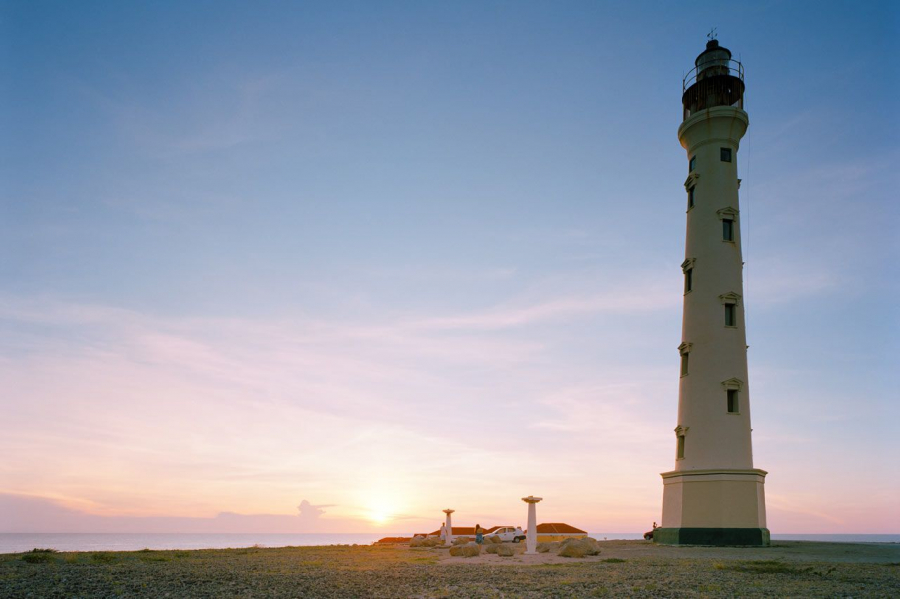 Ngọn hải đăng California là địa điểm mang lại nhiều góc nhìn đẹp với con đường mòn để du khách đi bộ tham quan men bờ biển phía bắc đảo Aruba