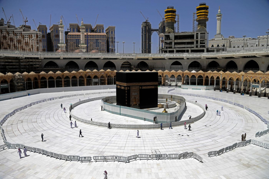 Hắc Thạch, đá thiêng tại thánh địa Hồi giáo Mecca, thường đông nghẹt khách hành hương vào thời điểm này trong năm