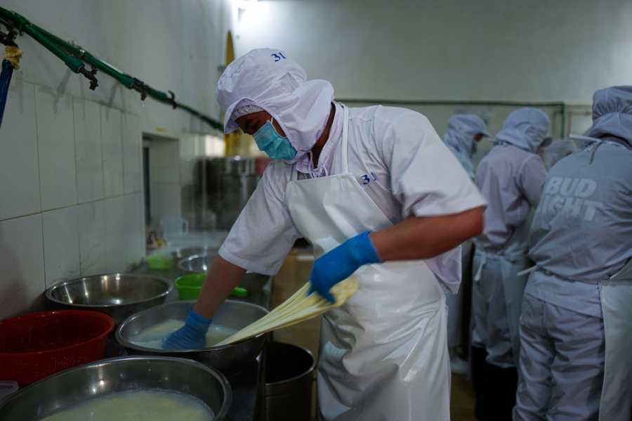 Mỗi ngày, xưởng phô mai Đơn Dương sản xuất thủ công từ 1.500 - 2.000 viên burrata và 2.000 - 3.000 miếng mozzarella