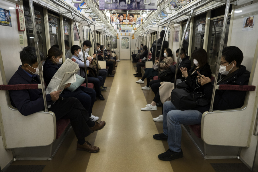 Hành khách trên một chuyến tàu ở Tokyo