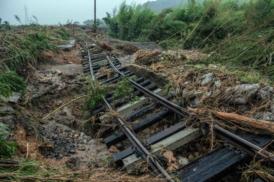 Đường ray tàu hỏa bị lật ở gần khu vực sông Kuma bị vỡ bờ tại Hitoyoshi