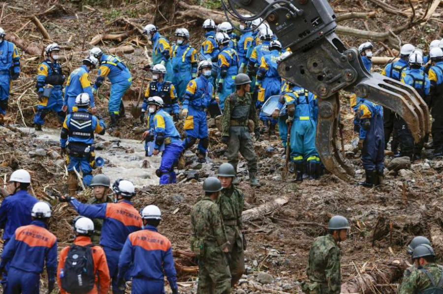 Nhân viên cứu hộ Nhật tuyệt vọng tìm người sống sót sau lũ lụt, lở đất cuối tuần qua, khi số người chết tăng và mưa lớn vẫn xuất hiện