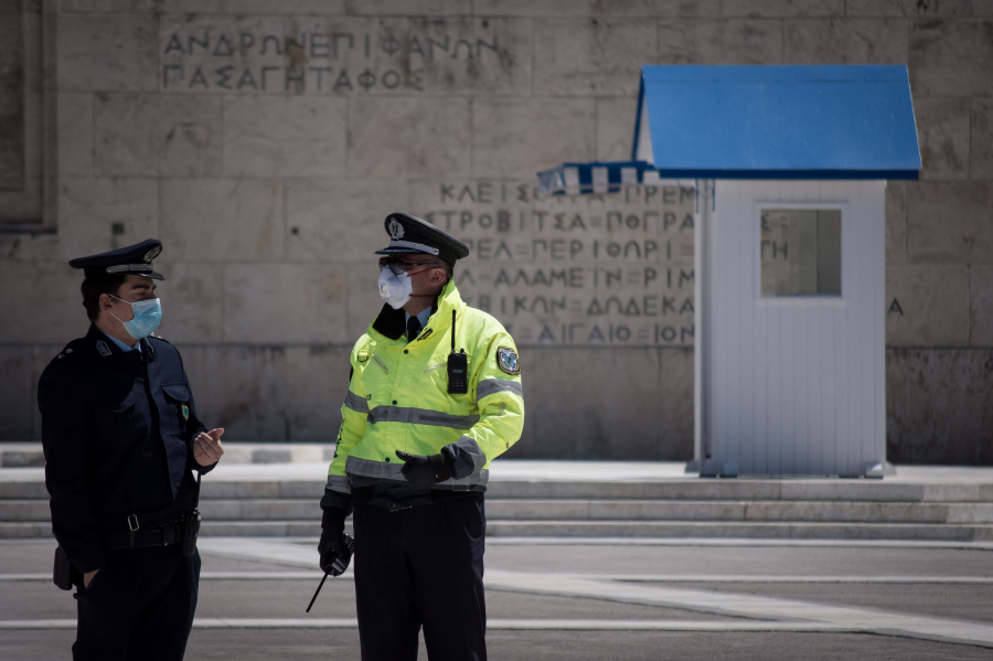 Hai cảnh sát trước tòa nhà Quốc hội Hy Lạp