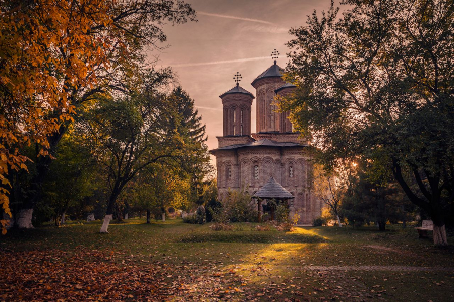 Tu viện Snagov ở Transylvania vào lúc hoàng hôn