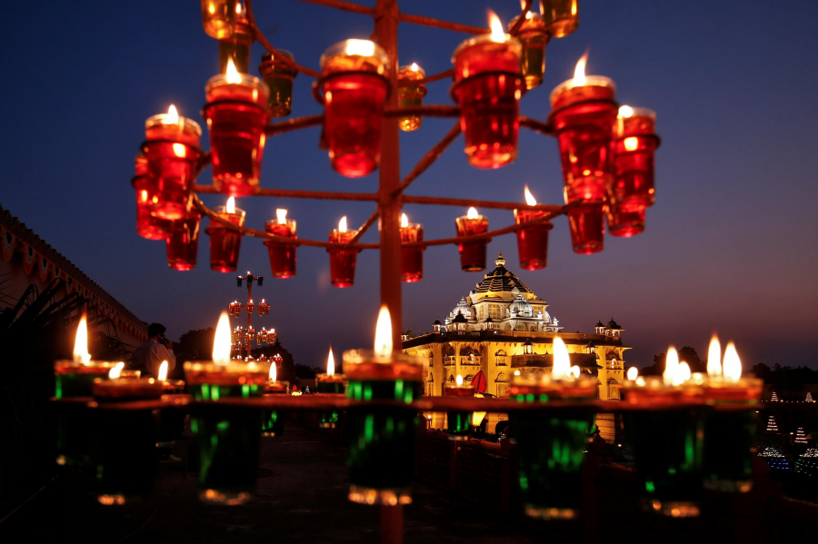 Ngôi đền Akshardham được trang hoàng lộng lẫy từ đêm trước lễ hội ánh sáng Diwali ở Gandhinagar