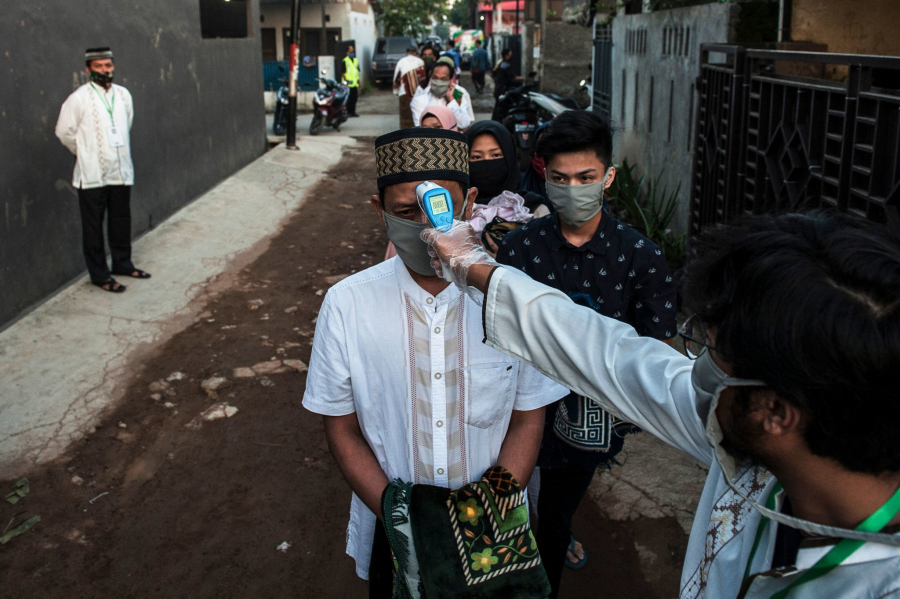 Người dân kiểm tra thân nhiệt trước khi vào nhà thờ ở Bandung, Tây Java, Indonesia